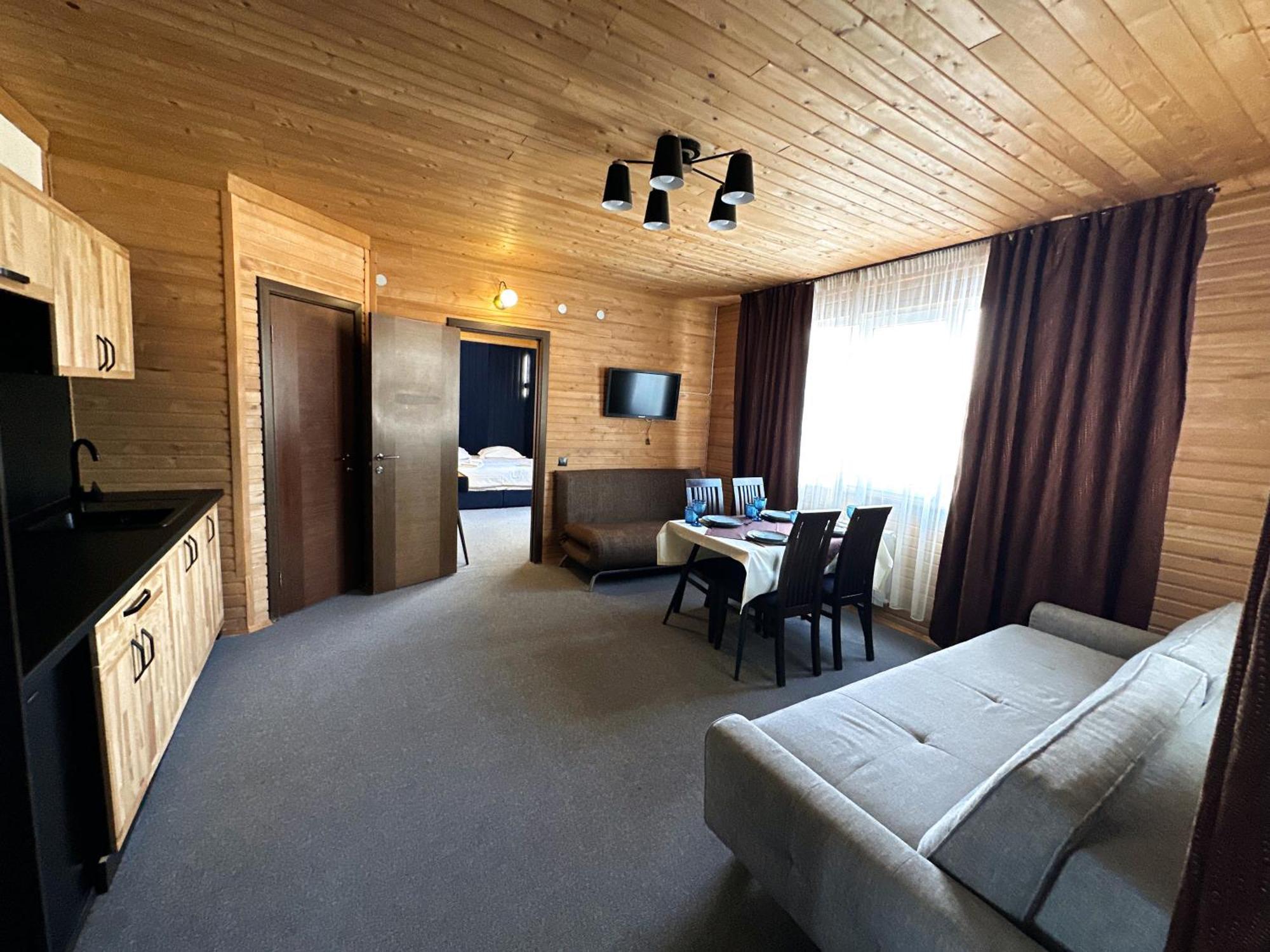 Wellland Hotel Γιαρέμτσε Εξωτερικό φωτογραφία
