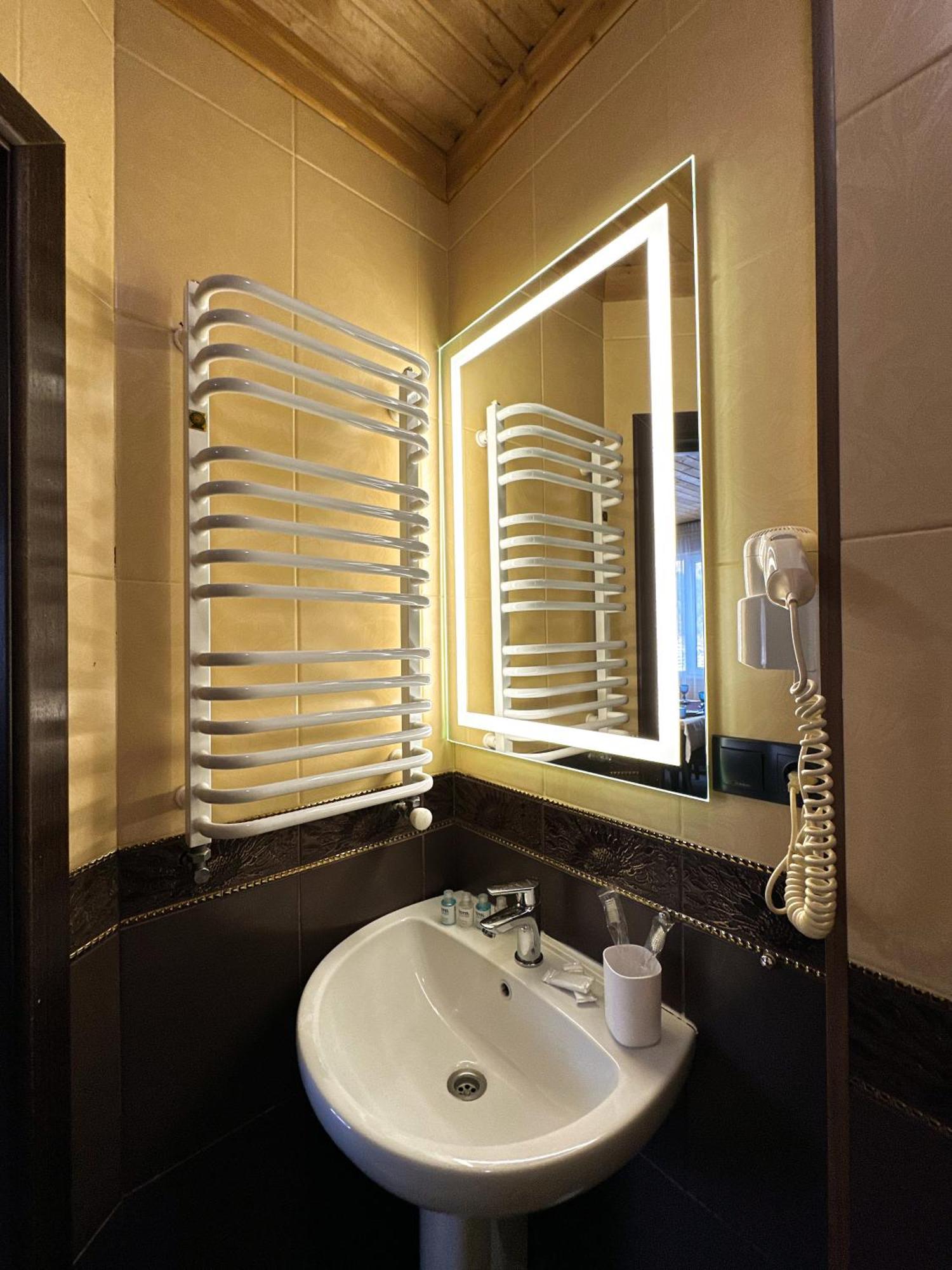 Wellland Hotel Γιαρέμτσε Εξωτερικό φωτογραφία